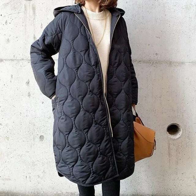 PRISCILLA™ | PARKA COM CAPUZ E DETALHES ATENCIOSOS — 6
