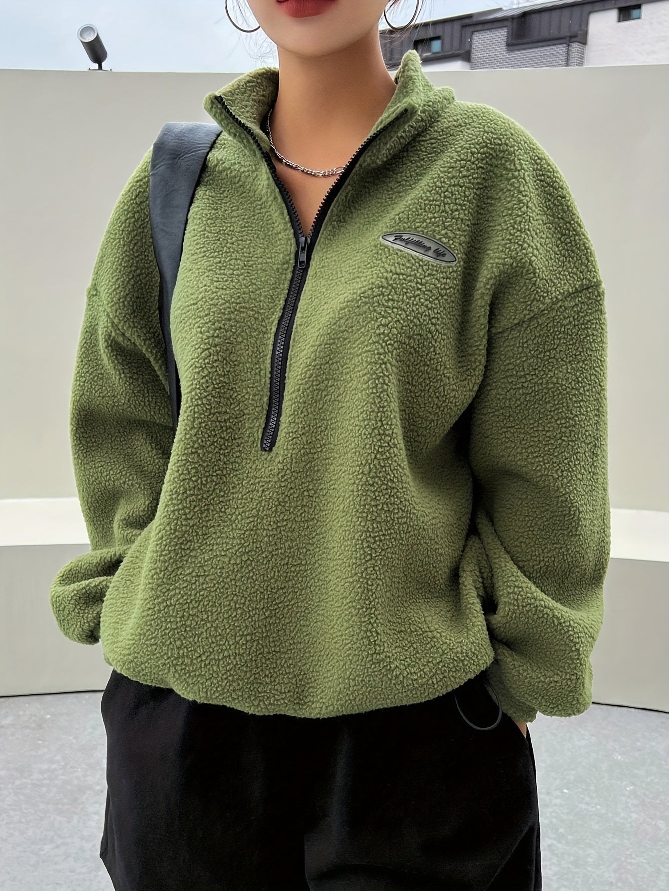 Sweat-shirt en polaire à demi-zip et épaules tombantes avec applique détaillée, le choix parfait pour l'automne et l'hiver des femmes — 2
