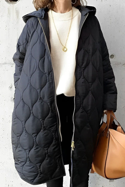 PRISCILLA™ | PARKA COM CAPUZ E DETALHES ATENCIOSOS — 4