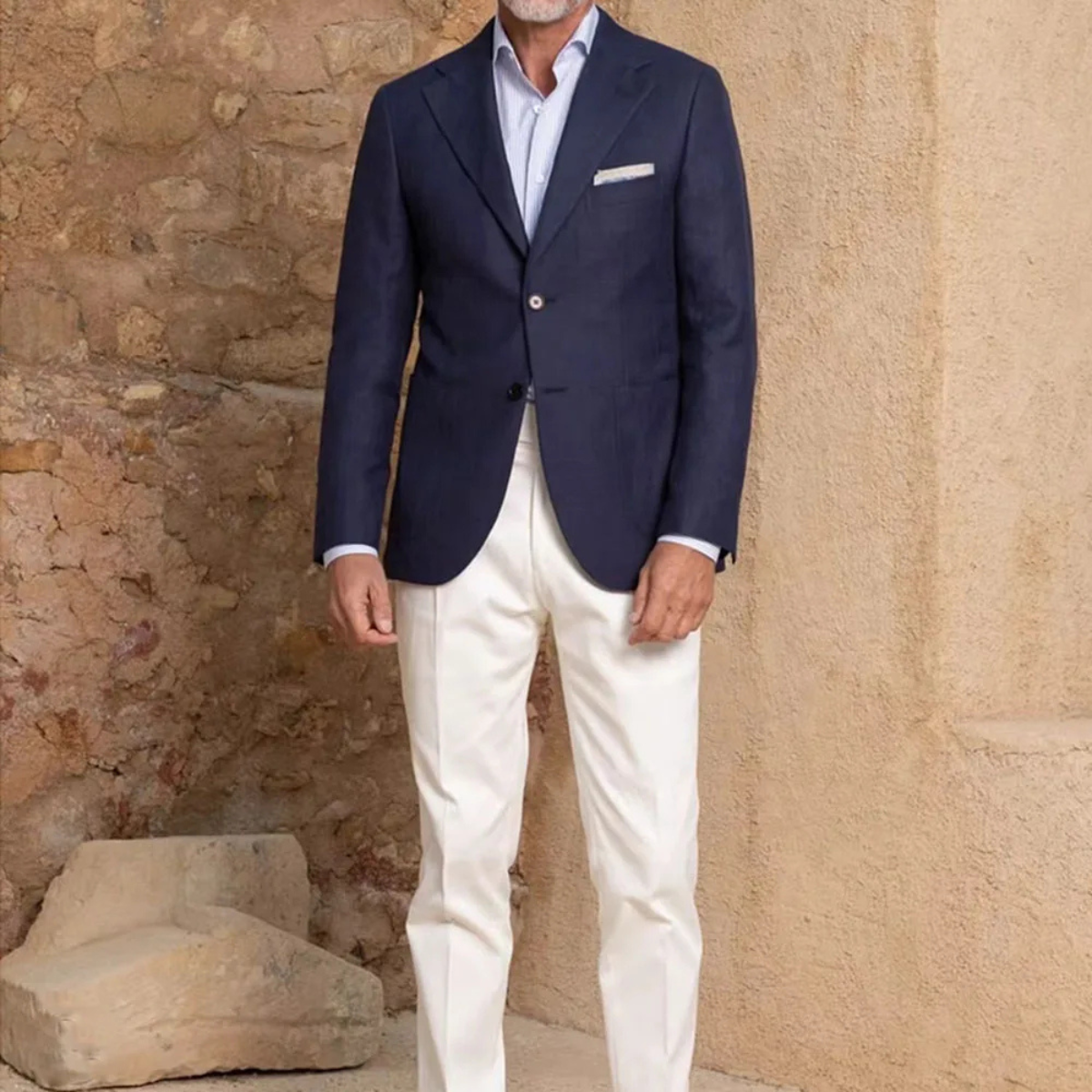 Le Costume Deux Pièces pour Homme de Viareggio – Veste à Revers Notch Simple Boutonnée avec Pantalons Blancs — 2