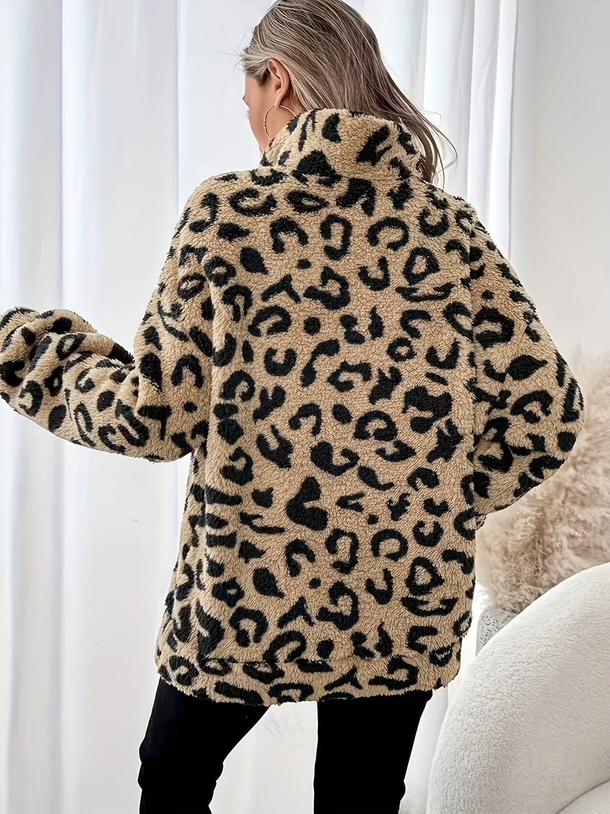 Veste Élégante Femme en Fausse Fourrure à Imprimé Léopard - Manteau d'Hiver à Col avec Fermeture Éclair Intégrale, Veste Chaude à Manches Longues pour Automne/Hiver, Blazer Lavable en Machine (Motif Léopard) - Style pour Tenues Décontractées ou Habillées — 2