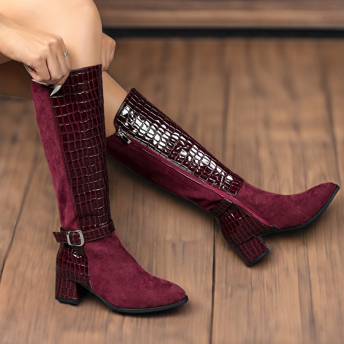 Bottes d'hiver montantes avec talon épais rouge vin, bout pointu, fermeture éclair latérale et doublure en peluche, parfaites pour un look élégant. Chaussures pour femmes, chaussures élégantes pour femmes, chaussures de dame élégantes. — 1