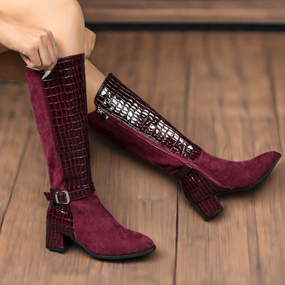 Bottes d'hiver montantes avec talon épais rouge vin, bout pointu, fermeture éclair latérale et doublure en peluche, parfaites pour un look élégant. Chaussures pour femmes, chaussures élégantes pour femmes, chaussures de dame élégantes. — 1