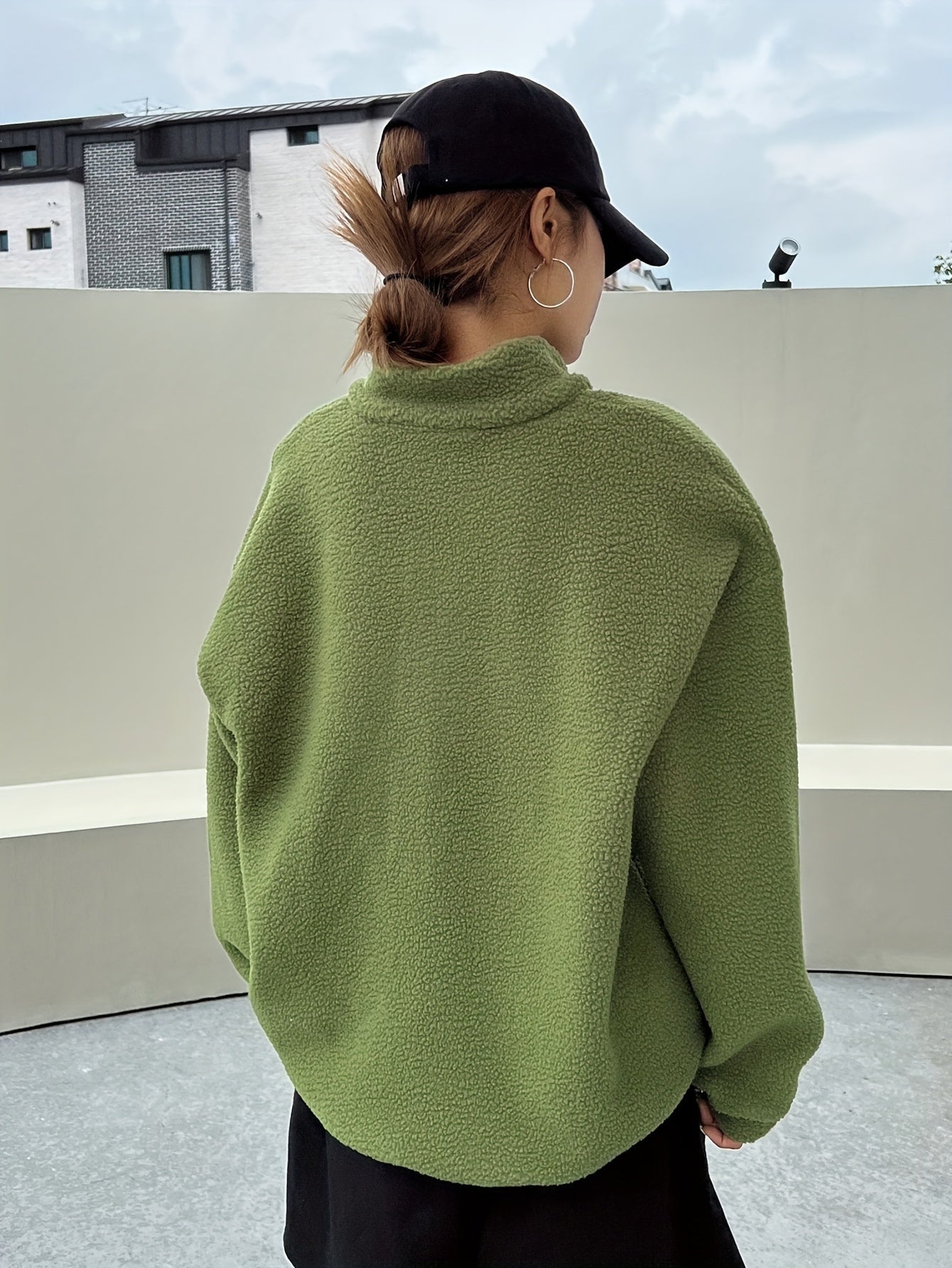 Sweat-shirt en polaire à demi-zip et épaules tombantes avec applique détaillée, le choix parfait pour l'automne et l'hiver des femmes — 5