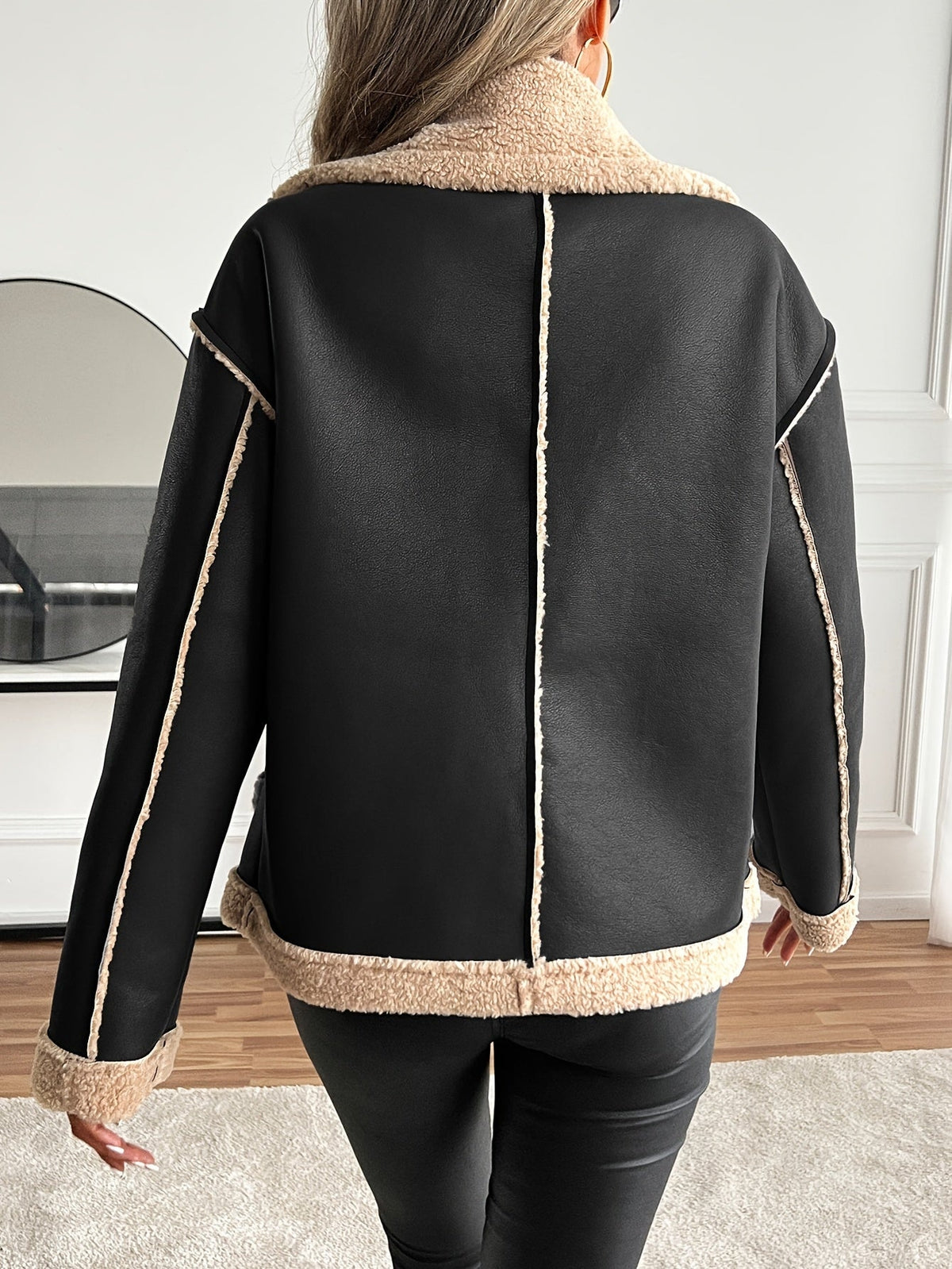 Veste de moto élégante pour femme avec doublure en fausse fourrure - Design bicolore marron et beige avec boutons dorés, poches et bretelles ajustables, parfaite pour l'automne/hiver, veste d'hiver | Tenue d'hiver élégante | Veste doublée en fausse fourru — 6