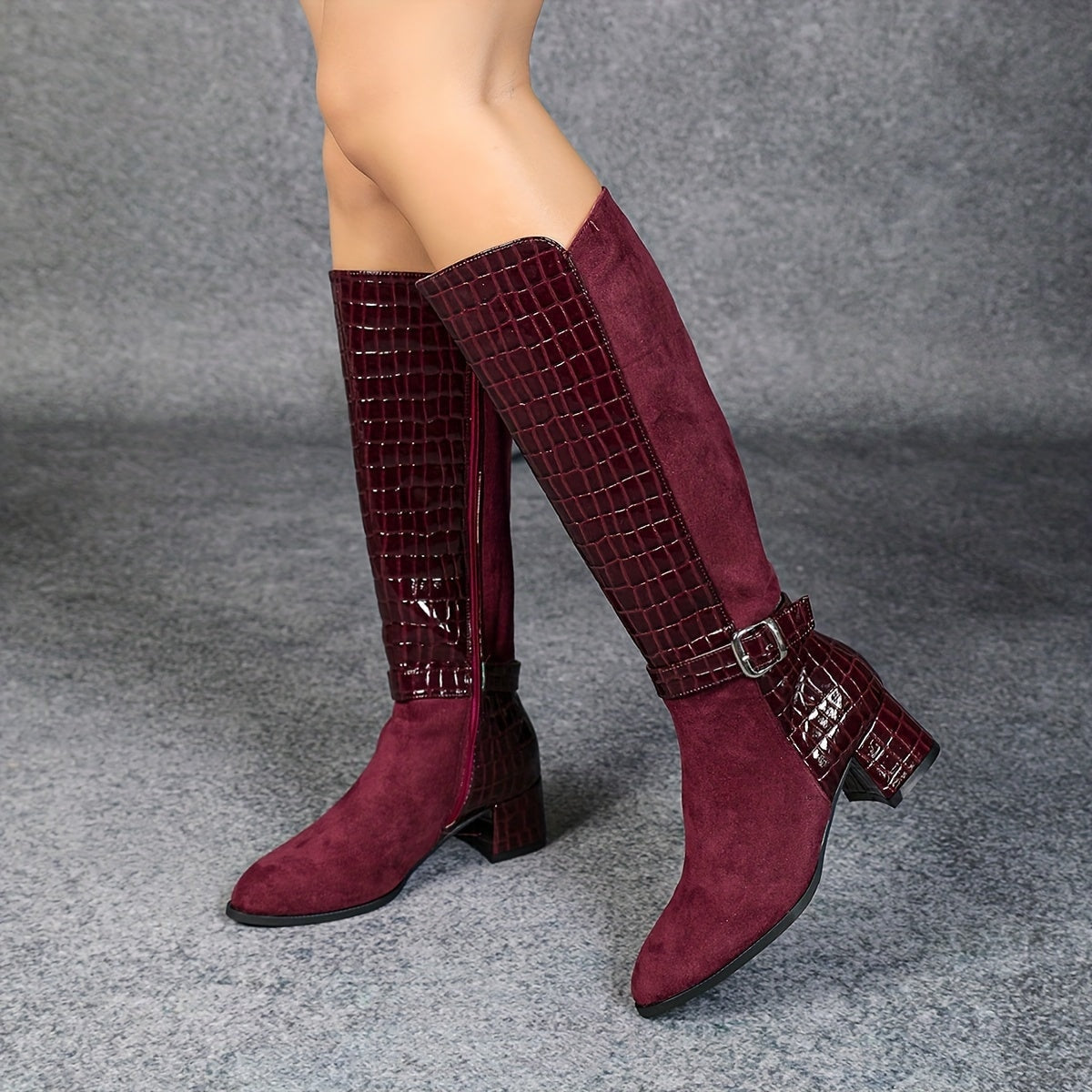 Bottes d'hiver montantes avec talon épais rouge vin, bout pointu, fermeture éclair latérale et doublure en peluche, parfaites pour un look élégant. Chaussures pour femmes, chaussures élégantes pour femmes, chaussures de dame élégantes. — 4