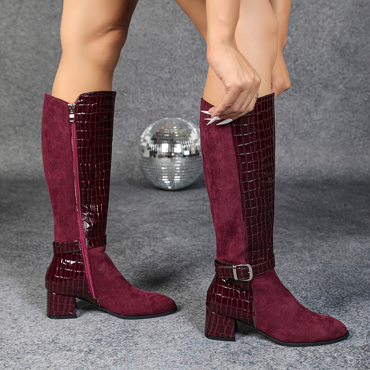 Bottes d'hiver montantes avec talon épais rouge vin, bout pointu, fermeture éclair latérale et doublure en peluche, parfaites pour un look élégant. Chaussures pour femmes, chaussures élégantes pour femmes, chaussures de dame élégantes. — 6