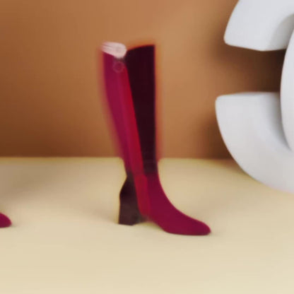 Bottes d'hiver montantes avec talon épais rouge vin, bout pointu, fermeture éclair latérale et doublure en peluche, parfaites pour un look élégant. Chaussures pour femmes, chaussures élégantes pour femmes, chaussures de dame élégantes. — 12