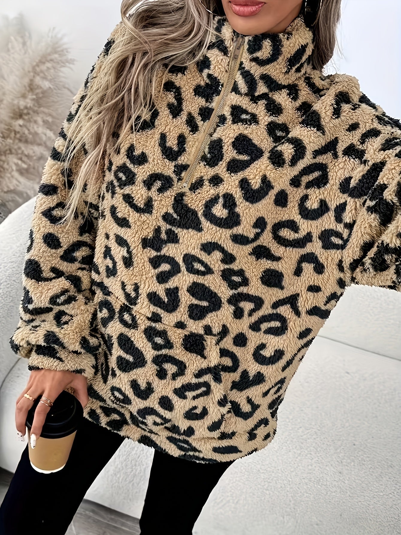 Veste Élégante Femme en Fausse Fourrure à Imprimé Léopard - Manteau d'Hiver à Col avec Fermeture Éclair Intégrale, Veste Chaude à Manches Longues pour Automne/Hiver, Blazer Lavable en Machine (Motif Léopard) - Style pour Tenues Décontractées ou Habillées — 3