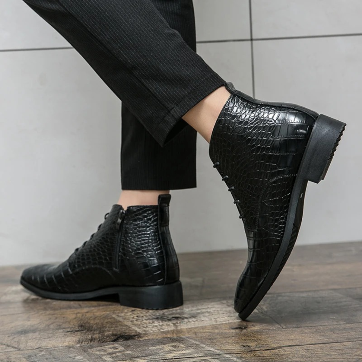 The Stromboli Men’s Crocodile Pattern Leather Ankle Boots - Black — 6
