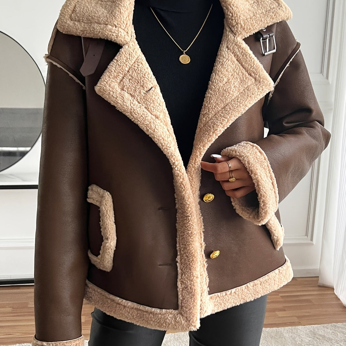 Veste de moto élégante pour femme avec doublure en fausse fourrure - Design bicolore marron et beige avec boutons dorés, poches et bretelles ajustables, parfaite pour l'automne/hiver, veste d'hiver | Tenue d'hiver élégante | Veste doublée en fausse fourru — 11