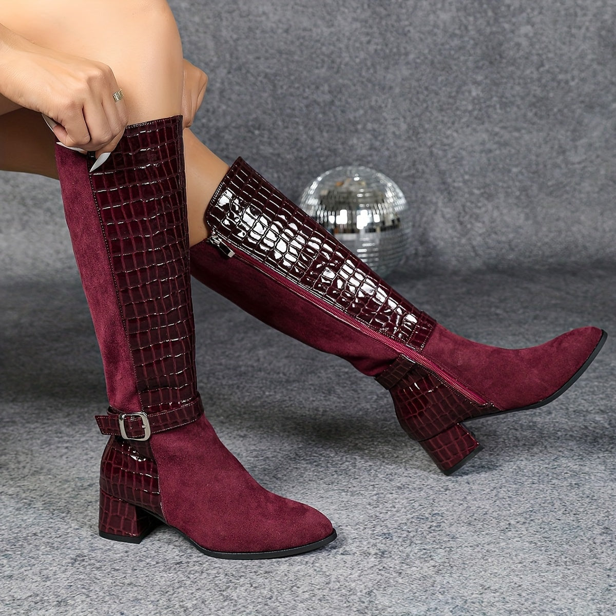 Bottes d'hiver montantes avec talon épais rouge vin, bout pointu, fermeture éclair latérale et doublure en peluche, parfaites pour un look élégant. Chaussures pour femmes, chaussures élégantes pour femmes, chaussures de dame élégantes. — 5