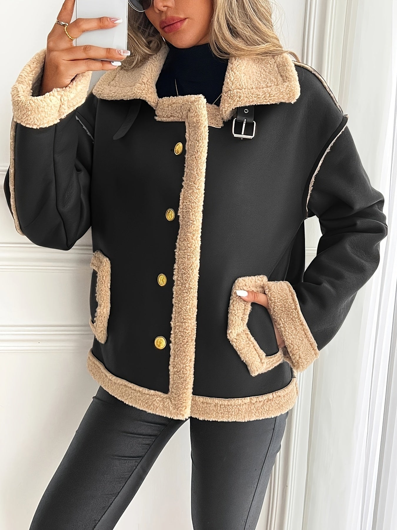 Veste de moto élégante pour femme avec doublure en fausse fourrure - Design bicolore marron et beige avec boutons dorés, poches et bretelles ajustables, parfaite pour l'automne/hiver, veste d'hiver | Tenue d'hiver élégante | Veste doublée en fausse fourru — 9