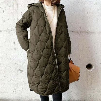 PRISCILLA™ | PARKA COM CAPUZ E DETALHES ATENCIOSOS — 3