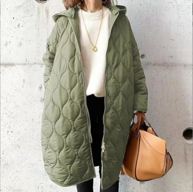 PRISCILLA™ | PARKA COM CAPUZ E DETALHES ATENCIOSOS — 5