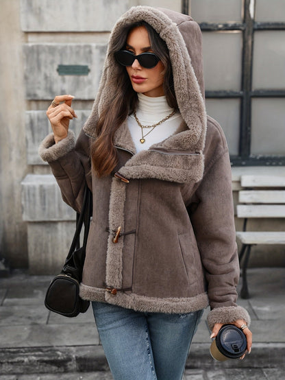 Veste d'automne-hiver pour femme, couleur café rétro, à capuche, en similicuir de velours et patchwork, avec poche à bouton, chaude et idéale pour les trajets quotidiens et les sorties. — 1