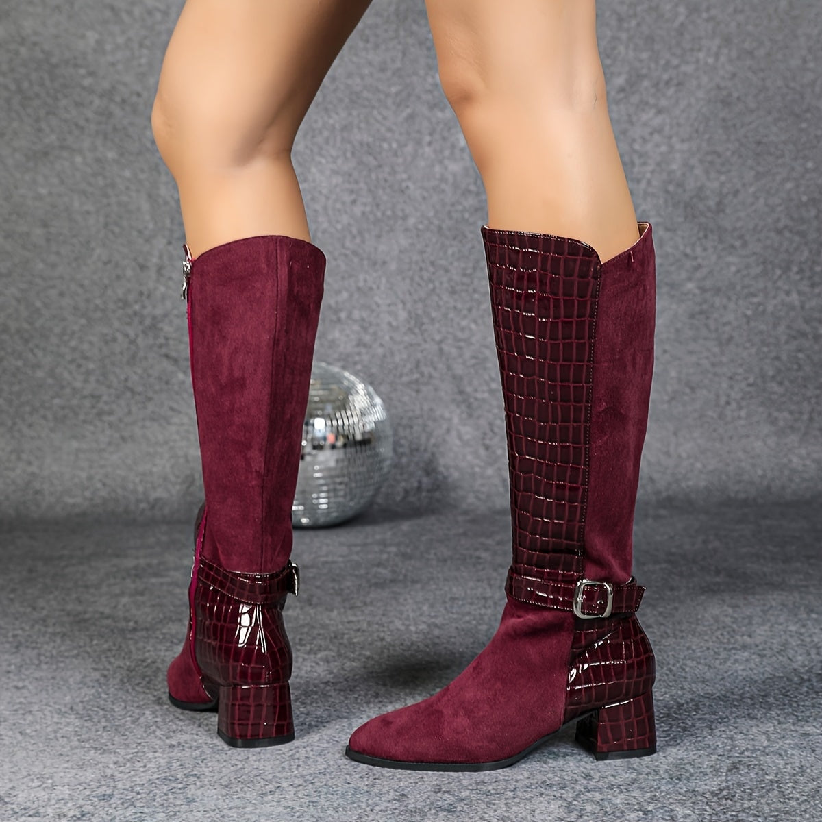 Bottes d'hiver montantes avec talon épais rouge vin, bout pointu, fermeture éclair latérale et doublure en peluche, parfaites pour un look élégant. Chaussures pour femmes, chaussures élégantes pour femmes, chaussures de dame élégantes. — 9