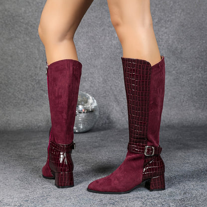 Bottes d'hiver montantes avec talon épais rouge vin, bout pointu, fermeture éclair latérale et doublure en peluche, parfaites pour un look élégant. Chaussures pour femmes, chaussures élégantes pour femmes, chaussures de dame élégantes. — 9