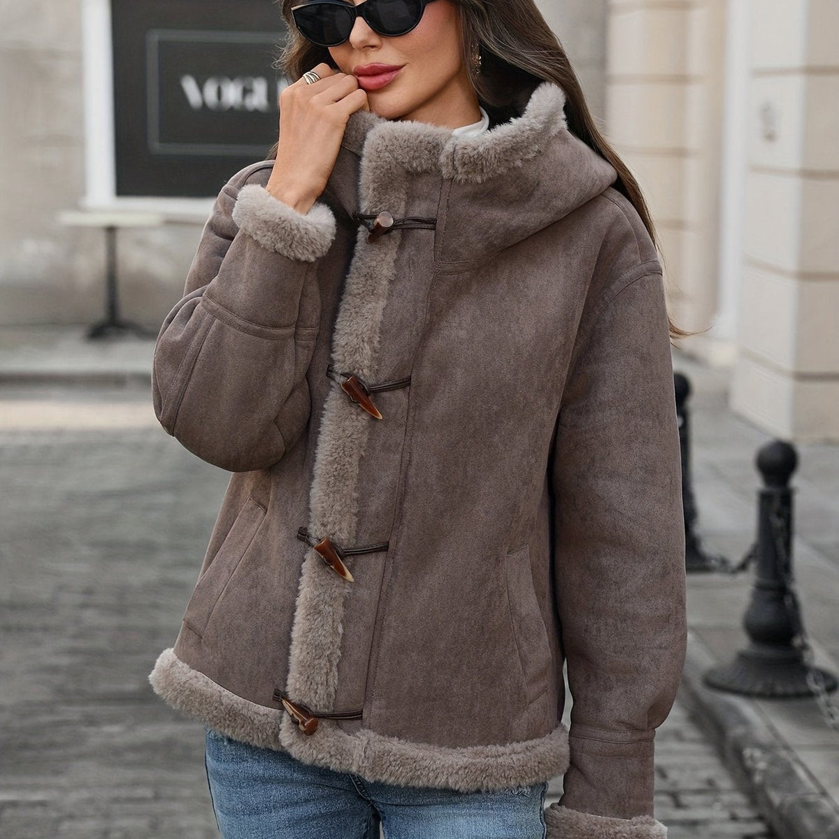 Veste d'automne-hiver pour femme, couleur café rétro, à capuche, en similicuir de velours et patchwork, avec poche à bouton, chaude et idéale pour les trajets quotidiens et les sorties. — 8