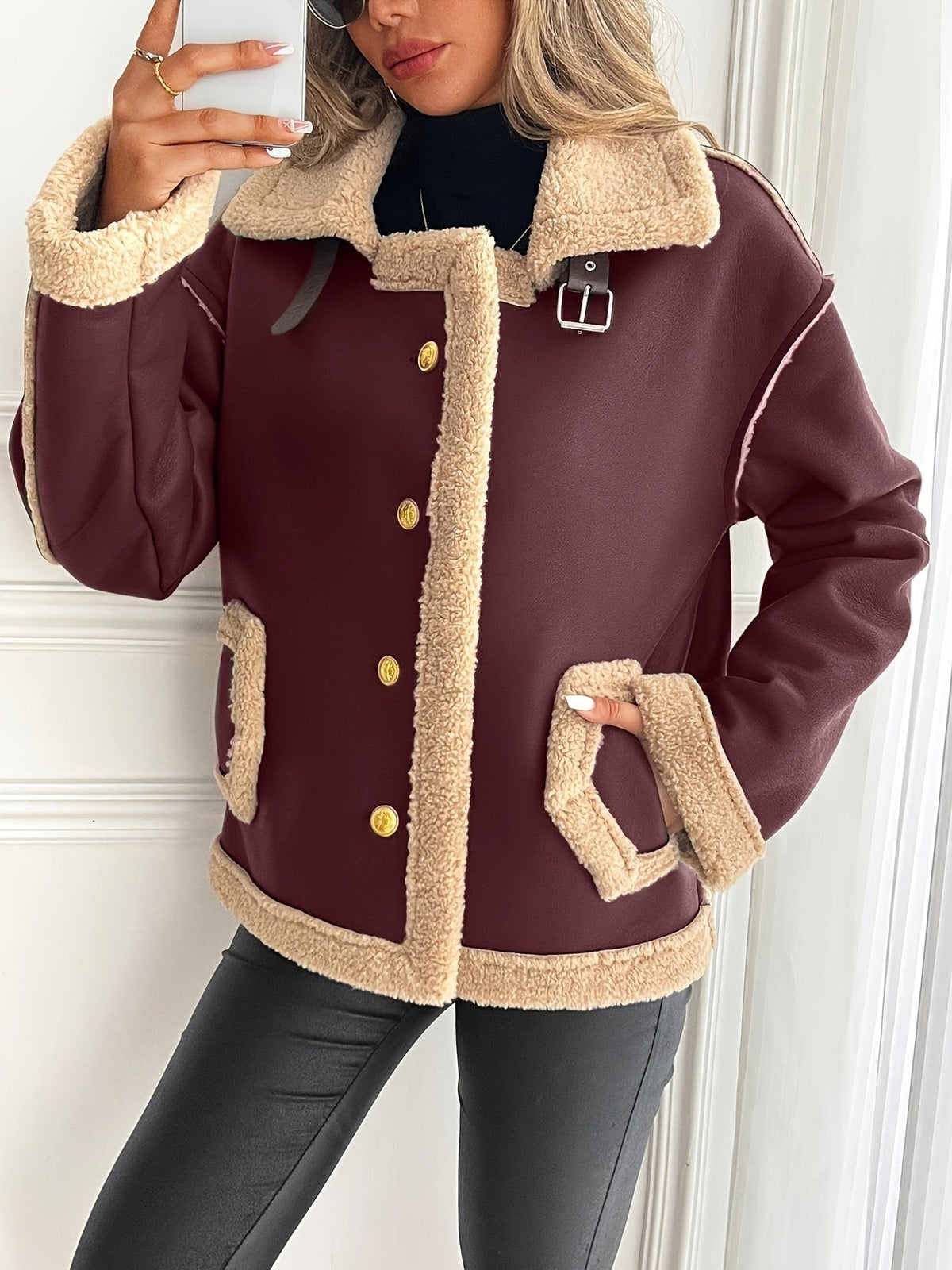 Veste de moto élégante pour femme avec doublure en fausse fourrure - Design bicolore marron et beige avec boutons dorés, poches et bretelles ajustables, parfaite pour l'automne/hiver, veste d'hiver | Tenue d'hiver élégante | Veste doublée en fausse fourru — 8