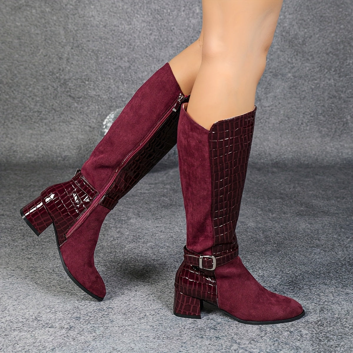 Bottes d'hiver montantes avec talon épais rouge vin, bout pointu, fermeture éclair latérale et doublure en peluche, parfaites pour un look élégant. Chaussures pour femmes, chaussures élégantes pour femmes, chaussures de dame élégantes. — 8