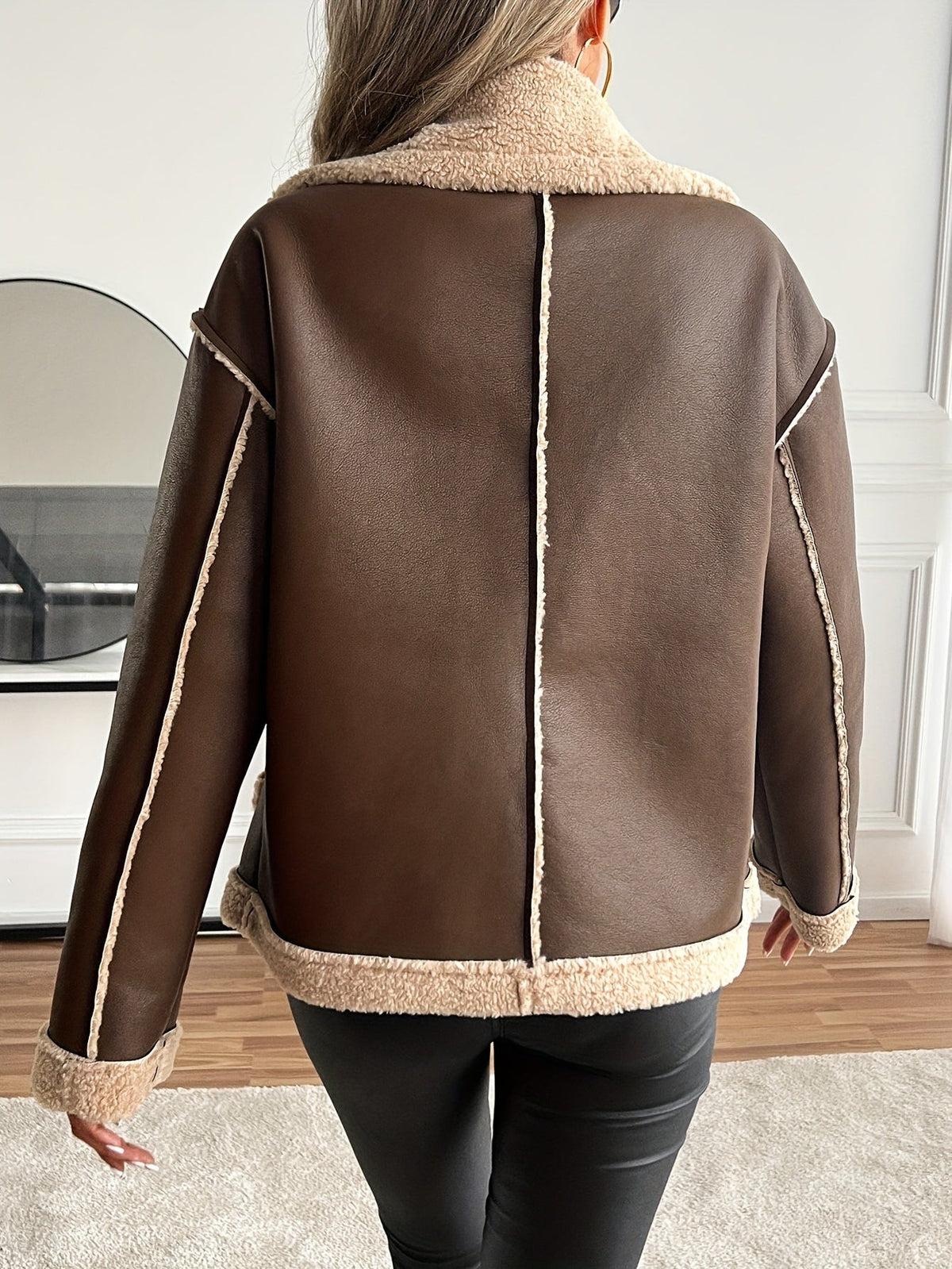 Veste de moto élégante pour femme avec doublure en fausse fourrure - Design bicolore marron et beige avec boutons dorés, poches et bretelles ajustables, parfaite pour l'automne/hiver, veste d'hiver | Tenue d'hiver élégante | Veste doublée en fausse fourru — 4