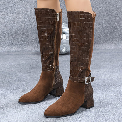 Bottes d'hiver montantes avec talon épais rouge vin, bout pointu, fermeture éclair latérale et doublure en peluche, parfaites pour un look élégant. Chaussures pour femmes, chaussures élégantes pour femmes, chaussures de dame élégantes. — 7