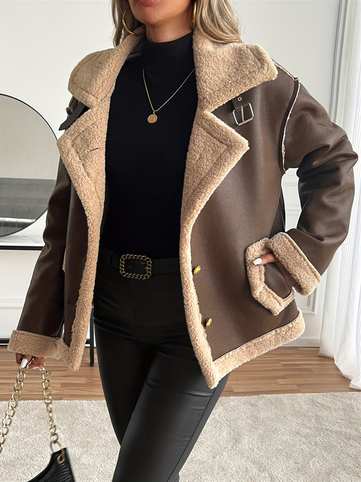 Veste de moto élégante pour femme avec doublure en fausse fourrure - Design bicolore marron et beige avec boutons dorés, poches et bretelles ajustables, parfaite pour l'automne/hiver, veste d'hiver | Tenue d'hiver élégante | Veste doublée en fausse fourru — 10