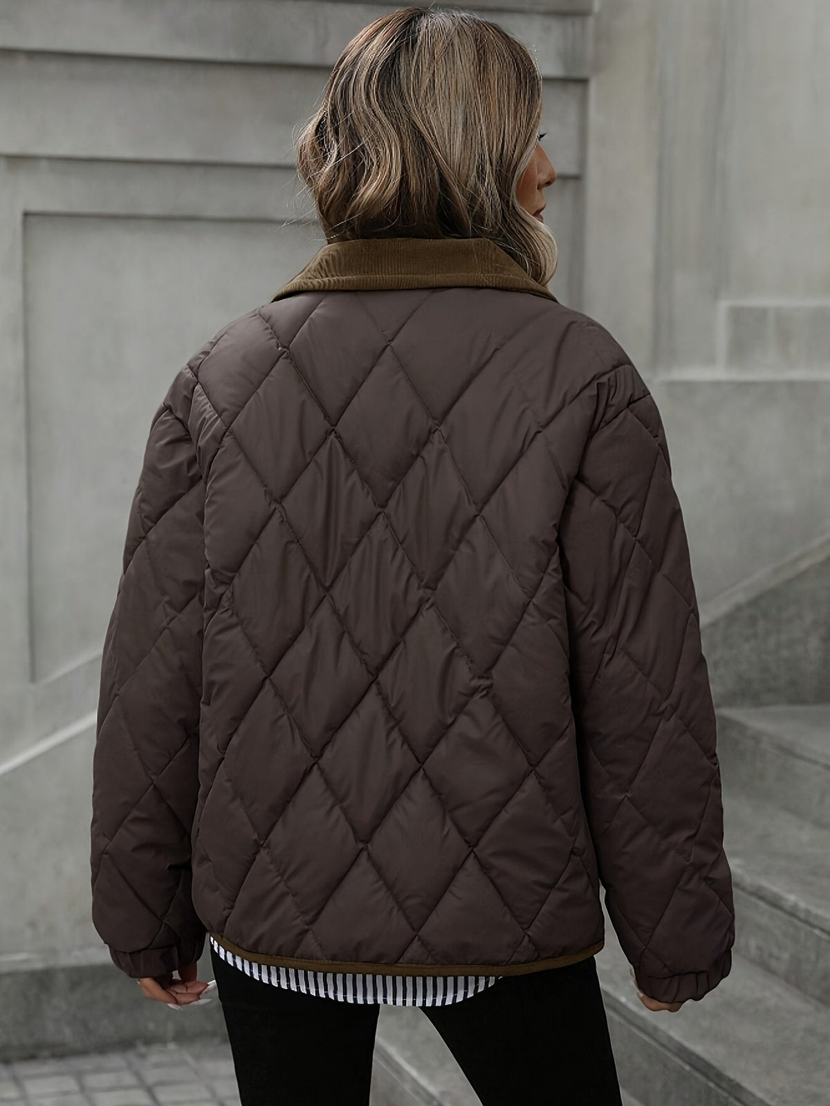 Haut tendance à motif losange pour femme, manteau court matelassé à un seul boutonnage et à col en patchwork pour femme, nouvelle arrivée hiver 2024, liant et ruban de liant, couleur contrastée, vêtement d'extérieur adapté aux petites tailles, manteau mat — 11