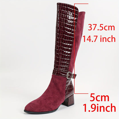 Bottes d'hiver montantes avec talon épais rouge vin, bout pointu, fermeture éclair latérale et doublure en peluche, parfaites pour un look élégant. Chaussures pour femmes, chaussures élégantes pour femmes, chaussures de dame élégantes. — 10