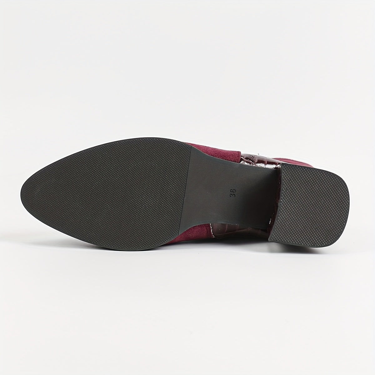 Bottes d'hiver montantes avec talon épais rouge vin, bout pointu, fermeture éclair latérale et doublure en peluche, parfaites pour un look élégant. Chaussures pour femmes, chaussures élégantes pour femmes, chaussures de dame élégantes. — 11