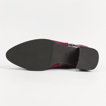 Bottes d'hiver montantes avec talon épais rouge vin, bout pointu, fermeture éclair latérale et doublure en peluche, parfaites pour un look élégant. Chaussures pour femmes, chaussures élégantes pour femmes, chaussures de dame élégantes. — 11